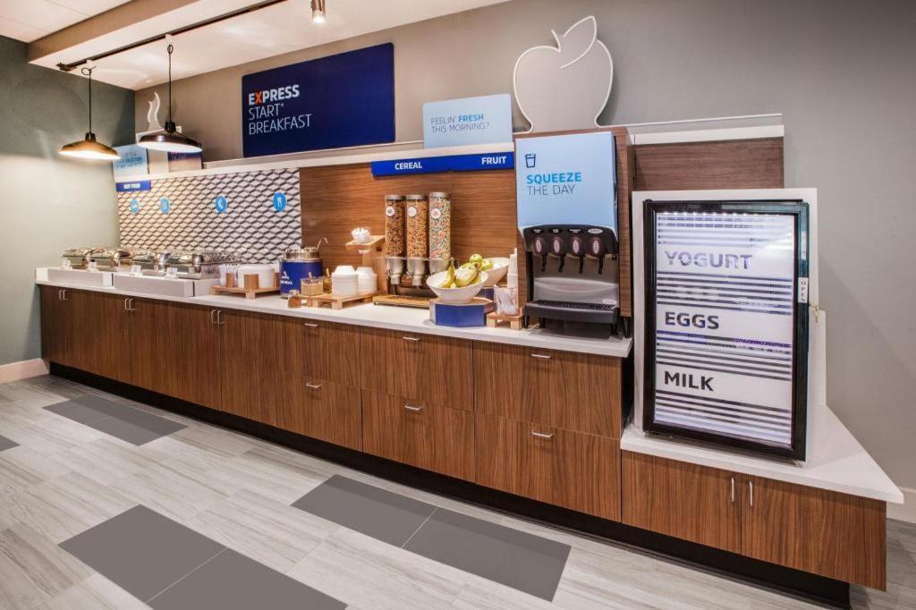 Holiday Inn Express & Suites Fredericksburg By Ihg מראה חיצוני תמונה