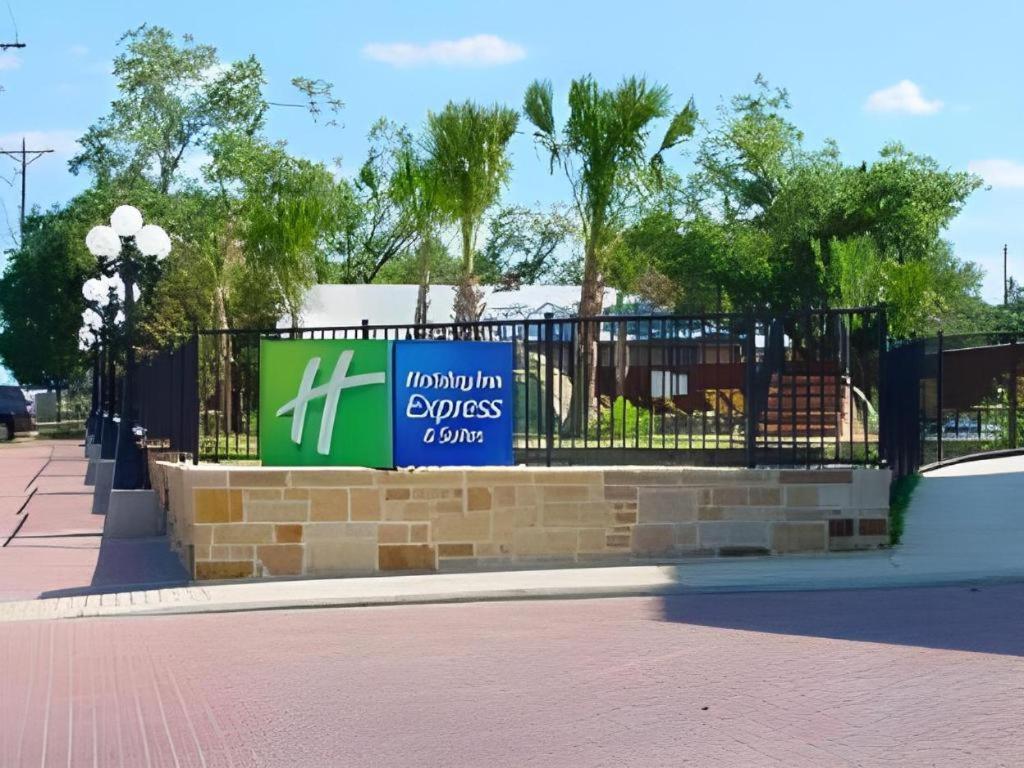Holiday Inn Express & Suites Fredericksburg By Ihg מראה חיצוני תמונה