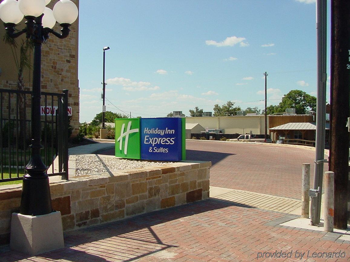 Holiday Inn Express & Suites Fredericksburg By Ihg מראה חיצוני תמונה