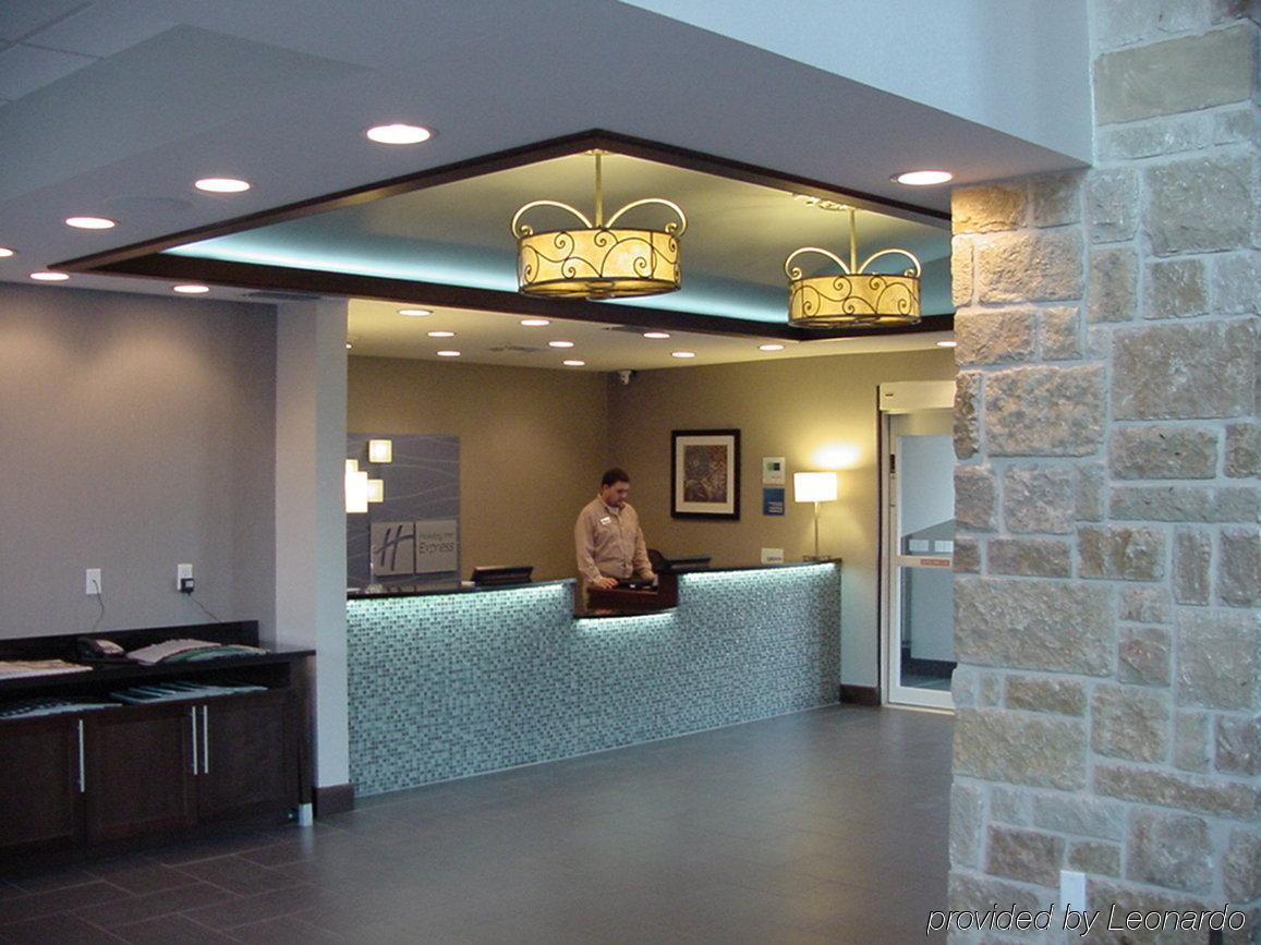Holiday Inn Express & Suites Fredericksburg By Ihg מראה פנימי תמונה